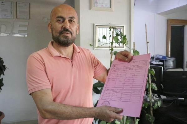 <p>Çoğu yönetici ödenmeyen aidat borçlarını panoya asar; görsün de ödesin diye. Çünkü birçok site sakini, 'telefonla mesaj almadım', 'borçlu olduğumu bilmiyordum' diyebiliyor. Bu yüzden panoya asıyorduk. Meğerse bu suçmuş. Artık panoya böyle bir şey asmam" açıklamasında bulundu.</p>
