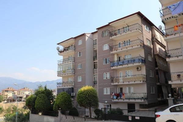 <p>‘BENİM BAŞIMA GELEN SİZE DE GELMESİN’ </p>
<p> </p>
<p>Site yöneticilerinin bu konuya dikkat etmesi gerektiğini ifade eden Çapar, “İş yerime bu konu hakkında gelen ilk tebligatı açıp okuduğumda şok geçirdim. İfade verdim, mahkemeye çıktım. Konu hakkında bir karar verilemedi, bilirkişi incelemesi yapılması istendi. Davanın sonucunu merakla bekliyorum. Site yöneticileri, bu konuya dikkat etsin. Benim başıma gelen size de gelmesin" dedi.</p>