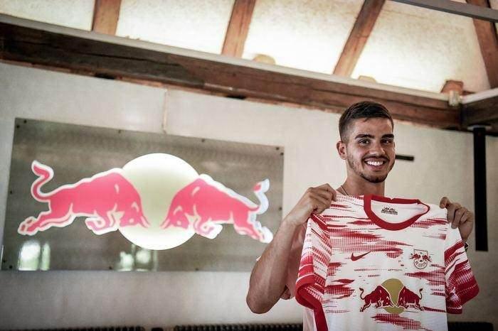 <p>Andre Silva</p>

<p>Eintracht Frankfurt -> RB Leipzig</p>

<p>Bonservis bedeli: 23 milyon Euro</p>

