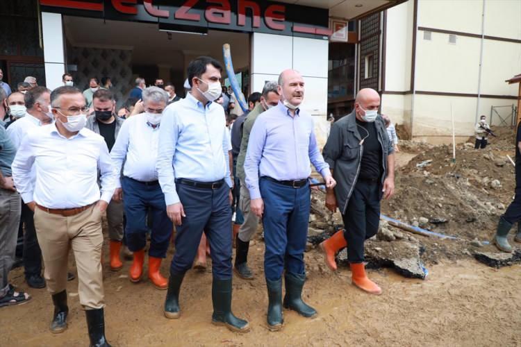 <p>Kurum ise bütün ekiplerin seferberlik ruhu içerisinde hareket ettiklerini belirterek, "İnşallah akşama kadar büyük bir çoğunluğunu toparlamış olacağız. Cenazelerimizin 6'sına ulaştık. Kayıp iki kişinin arama çalışmaları sürüyor. Tüm ekiplerimiz seferberlik ruhuyla daha önceki sellerde, depremlerde ne yaptıysak Rize'mizde de Güneysu'muzda da Madenli'de de Büyükköy'de de Muradiye'de de aynı anlayışla çalışıyoruz." diye konuştu.</p>
