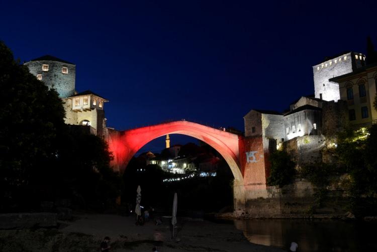 <p>Türkiye'nin Saraybosna Büyükelçisi Sadık Babür Girgin de hain darbe girişiminde hayatını kaybeden şehitlere Allah'tan rahmet dileyerek, Türk halkının 15 Temmuz gecesi zor bir sınav verdiğini aktardı.</p>

<p> </p>
