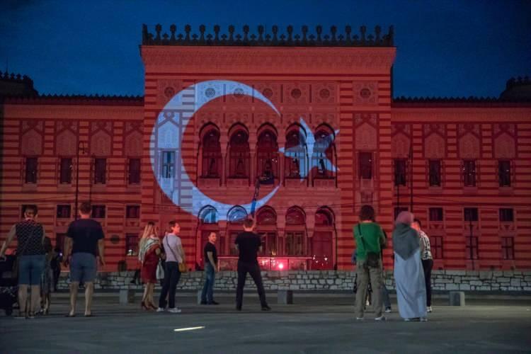 <p>Başkent Saraybosna'daki tarihi Vjecnica Kütüphanesi ile Mostar Köprüsüne ise 15 Temmuz şehitleri anısına Türk bayrağı yansıtıldı.</p>

<p> </p>
