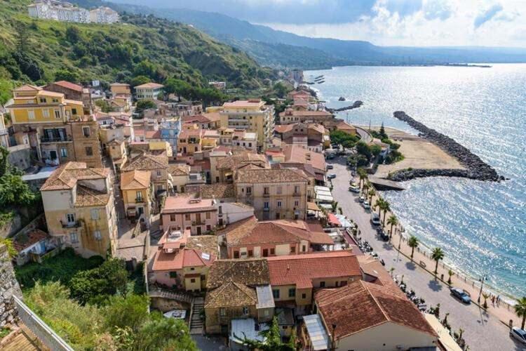 <p>Altomonte belediye başkanı Gianpietro Coppola bunun küçük toplulukları canlandırmak için, son zamanlarda manşetlere çıkan bir euroluk ev satışlarından daha hedefli bir yaklaşım olduğunu söylüyor.</p>
<p> </p>