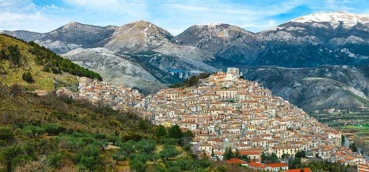<p>Albidona </p>

<p>850 metre yükseklikte yer alan ancak denize kadar uzanan bir alana sahip olan bu topluluk, etrafı çevrili bir çam ormanına ve bir Saracen kulesine sahip şirin bir plaja sahiptir.</p>
