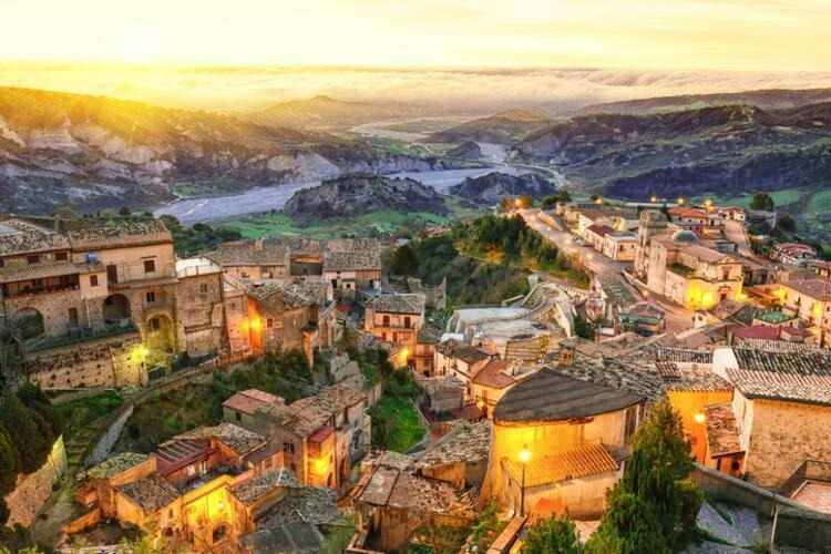 <p>Sant'Agata del Bianco </p>

<p>Kalın sarımsı taş duvarların ve boyalı yeşil kapıların turistleri geçmişe götürdüğü bu mütevazı köylü evleri koleksiyonunda kırsal bir hava varlığını sürdürüyor.</p>
