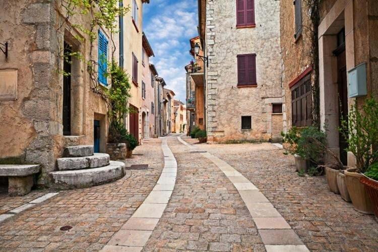<p>San Donato di Ninea </p>
<p>Yunan kolonizasyonu öncesine dayanan bu şirin köy, Calabria'nın Pollino milli parkının en derin bölgesinde yer almaktadır. O kadar uzak ve tepelerde saklanmış ki, 1970'lere kadar Calabria'nın dışında neredeyse hiç kimse onun varlığından haberdar değildi.</p>