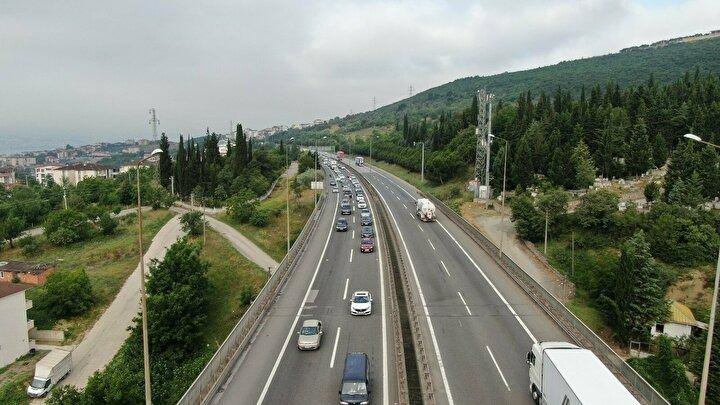 <p>İstanbul ve çevre illerden yola çıkan vatandaşlar, TEM Otoyolu Kocaeli geçişinde sabah saatleri itibari ile yoğunluk oluşturmaya başladı.</p>
