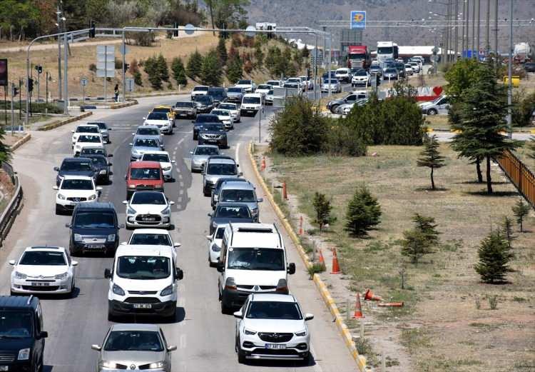 <p>"Kilit kavşak" olarak adlandırılan 43 ilin geçiş noktasındaki Kırıkkale'de, Kurban Bayramı tatili dolayısıyla trafik yoğunluğu yaşanıyor.</p>
