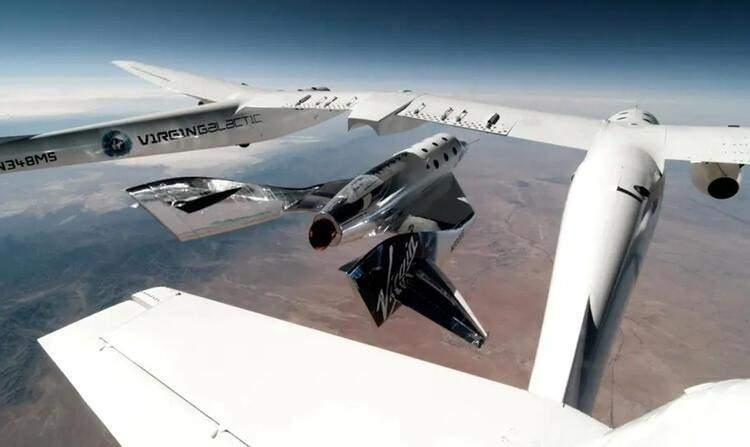 <p>Branson, Virgin Galactic'in başarılı olması için en önemli adımı attı ve geçen hafta Federal Havacılık İdaresi'nden ticari uzay uçuşu lisansını aldı.</p>