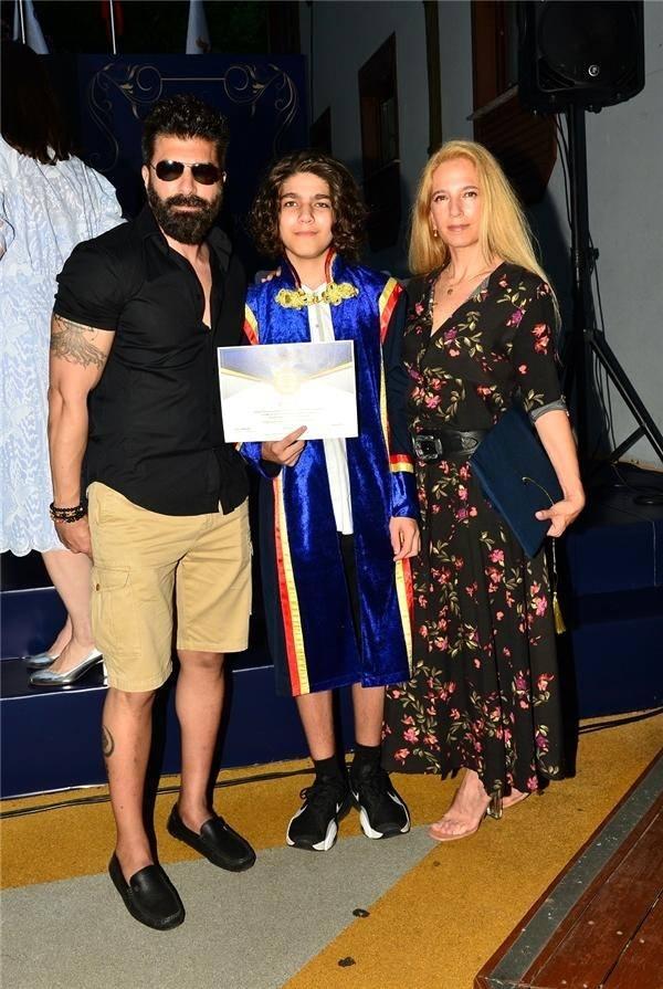 <p><span style="color:#B22222"><strong>Nevin Ursavaş ile nikah masasına oturan turizm danışmanı Cenk Torun, boyu kadar olan oğlu Şan'ın bu özel gününden oldukça gururlandı. Uzun zamandır ekranlardan uzak duran oyuncu, törene katılan herkes için sürpriz oldu.</strong></span></p>