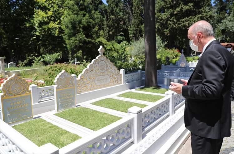 <p>Cumhurbaşkanı Erdoğan, Cuma namazı önce anne ve babasının mezarlarını ziyaret etti. </p>
