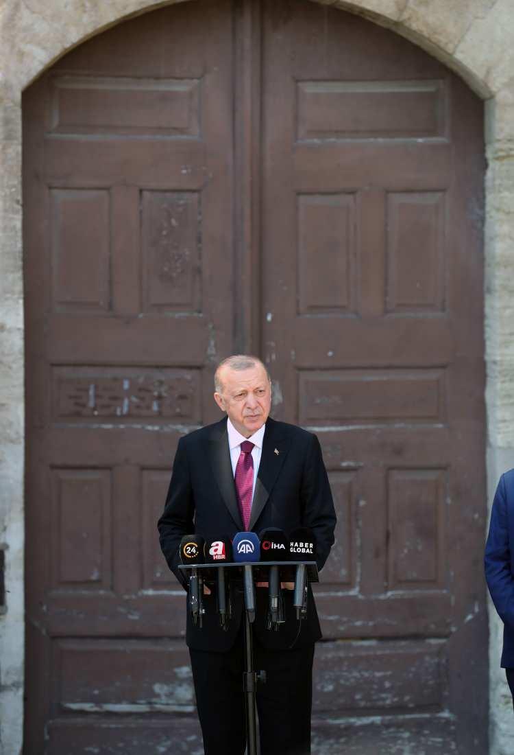 <p>Cumhurbaşkanı, namaz sonrası gazetecilerin sorularını yanıtladı. </p>