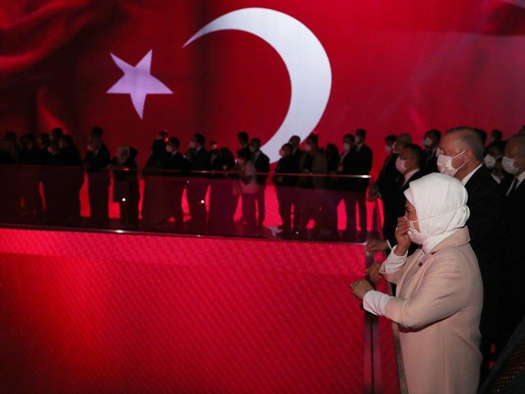 <p>Cumhurbaşkanı Recep Tayyip Erdoğan ve eşi Emine Erdoğan, bugün açılışı gerçekleştirilen Fetullahçı Terör Örgütü'nün (FETÖ) darbe girişimini özel ses ve görsel efektlerle anlatan 15 Temmuz Demokrasi Müzesi'nde duygu dolu anlar yaşadı.</p>
