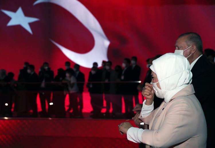 <p>Eşi Emine Erdoğan ve MHP Genel Başkanı Devlet Bahçeli ile müzeyi gezen Cumhurbaşkanı Erdoğan, yetkililerden bilgi aldı.</p>
