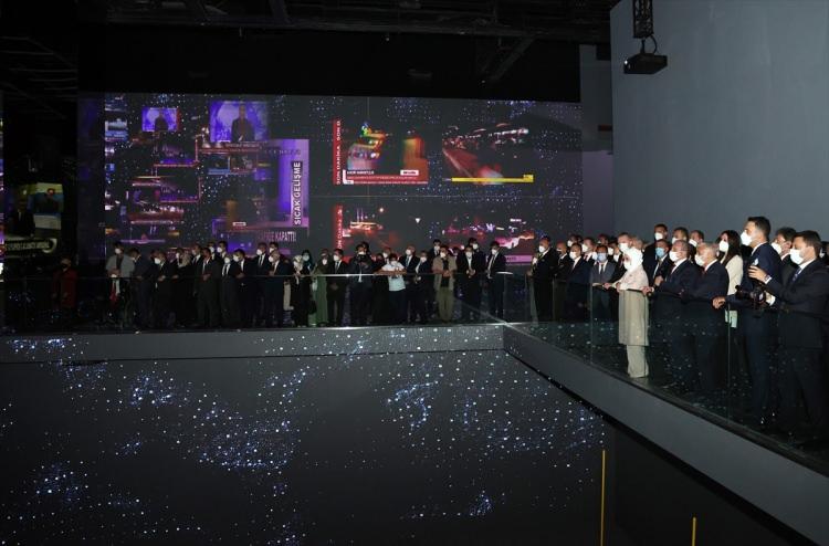 <p>Erdoğan ve beraberindekiler, mapping uygulamasıyla sonik patlamaların ve tank seslerinin canlandırıldığı koridoru gezdi, selaları dinledi</p>