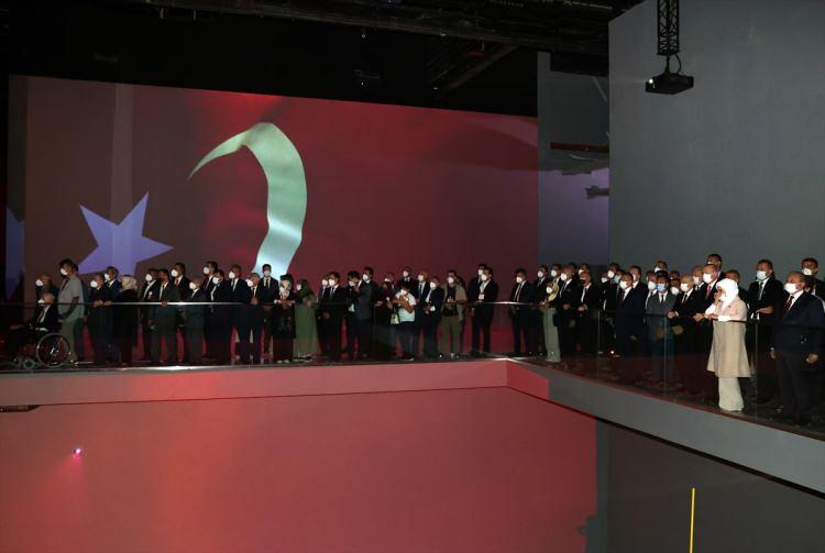 <p>Cumhurbaşkanı Erdoğan ve eşi Emine Erdoğan, 15 Temmuz'da direnen vatandaşların yaşadıklarının özel bir prodüksiyonla paylaşıldığı görüntüleri izlerken duygusal anlar yaşadı.</p>
