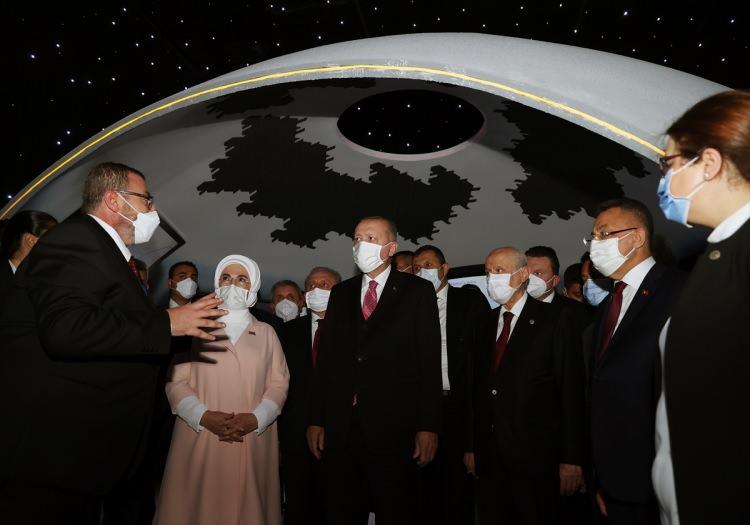 <p>Cumhurbaşkanı Erdoğan ve eşi Emine Erdoğan Demokrasi Müzesi'nde izledikleri videolar sırasında gözyaşlarına hakim olamadı.</p>