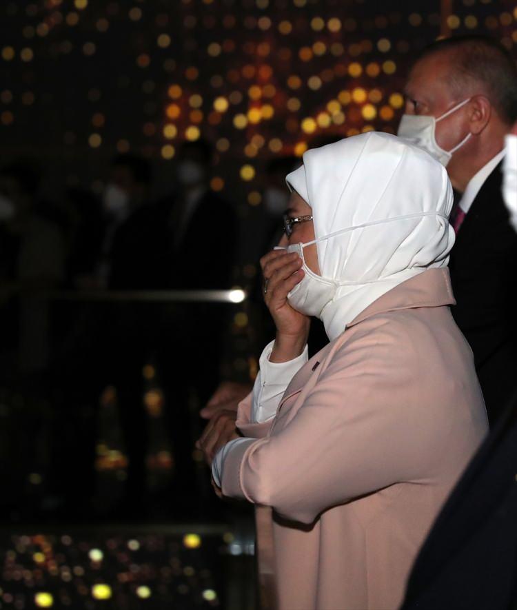 <p>Emine Erdoğan'ın video gözterimi sırasında yaşadığı duygu dolu anlar böyle görüntülendi.</p>
