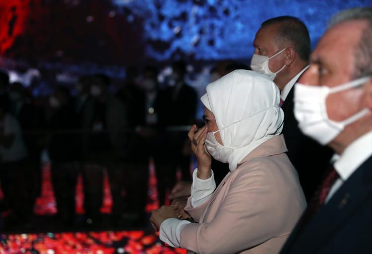 <p>Cumhurbaşkanı Erdoğan ve eşi Emine Erdoğan Demokrasi Müzesi'nde duygu dolu anlar yaşadı</p>