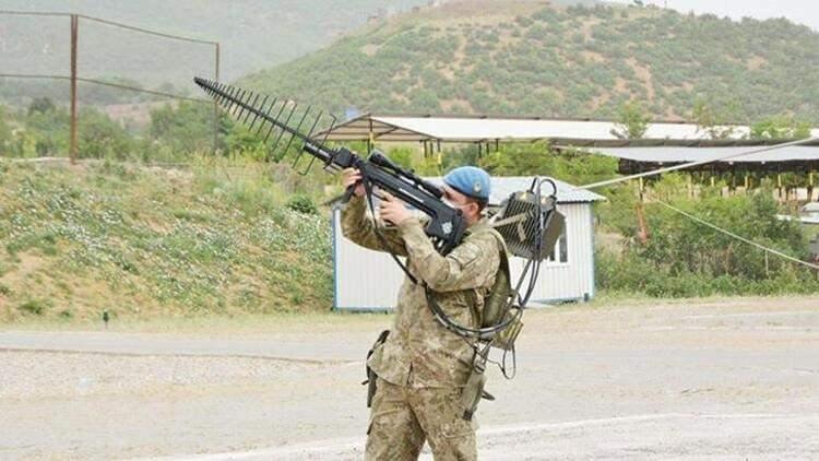 <p>Hürriyet'ten Uğur Ergan'ın haberine göre aynı kaynaklar, “Göçe engel olabilmek için sadece tedbirler yeterli olamaz. Afganistan’da siyasi çözüm son derece önemli” değerlendirmesinde bulundular.</p>