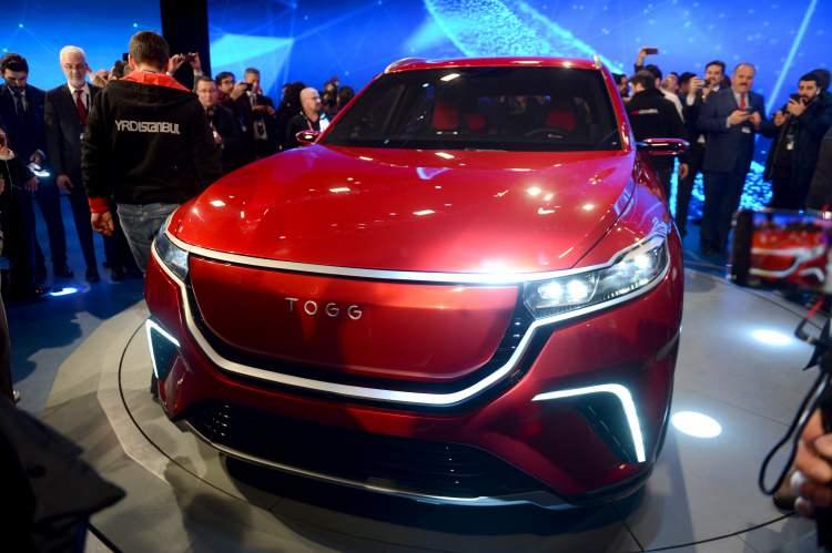 <p><strong>TÜRKİYE YOLLARI ELEKTRİKLENMEYE DEVAM EDİYOR</strong></p>

<p>Geçen yılın ilk 6 ayında yüzde 42,6 olan dizel otomobillerin satışlardan aldığı pay, 2021'in aynı döneminde yüzde 22,1'e geriledi. Benzinli otomobillerin payı bu dönemde yüzde 50,1'den yüzde 64,9'a ve otogazlı otomobillerin payı da yüzde 4,4'ten yüzde 4,7'ye yükseldi.</p>

<p>Elektrikli otomobillerin toplam satışlardaki payı yüzde 0,1'den yüzde 0,3'e ve hibrit otomobillerin payı da yüzde 2,8'den yüzde 8,1'e çıktı.</p>
