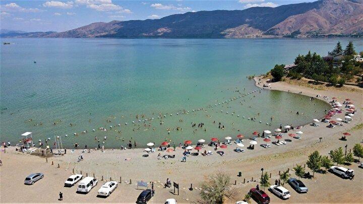 <p>Havaların ısınmasıyla birlikte vatandaşlar, Türkiye'nin yarımadası konumundaki Elazığ'da bulunan Hazar Gölü'ne akın etti. Görüntüler Akdeniz ve Ege'yi aratmadı.</p>

<p> </p>
