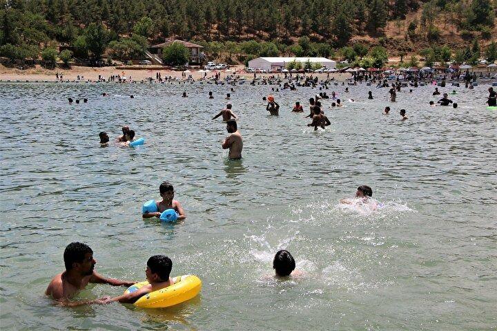 <p>Elazığ’ın Sivrice ilçesinin güzel bir konuma sahip olduğunu dile getiren Mehmet Ekinci ise Hazar Gölü’nün, çevresinin daha da geliştirilmesi ile birlikte bir Şile kadar iyi olabileceğini kaydetti.</p>
