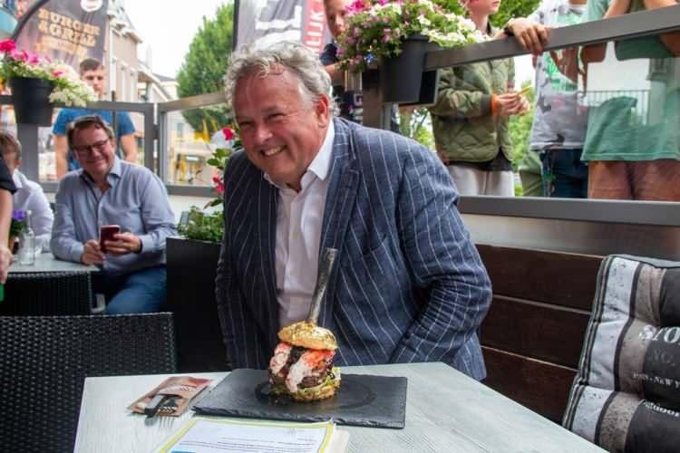 <p>Hollanda’da Amsterdam yakınlarındaki Voorthuizen kasabasında şef Robbert Jan de Veen tarafından işletilen De Dalton'un restoranı, 5 bin euroluk (yaklaşık 51 bin lira) fiyatıyla dikkat çeken dünyanın en pahalı hamburgerini üretti.</p>
