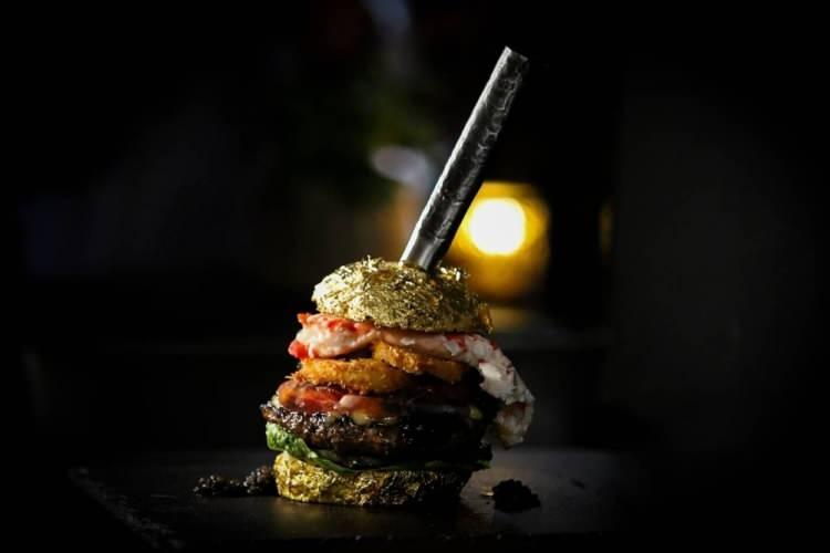 <p>5 BİN EUROYA SATILDI</p>
<p>“ The Golden Boy” (Altın Çocuk) adlı burger, 28 Haziran'da Hollanda merkezli holding Remia International'a 5 bin euro (yaklaşık 51 bin lira) karşılığında satıldı ve Hollanda Kraliyet Yiyecek ve İçecek Derneği başkanı Rober Willemse tarafından yenildi.</p>
<p>De Veen, konuya ilişkin yaptığı açıklamada, “Dünya rekoru kırmak benim çocukluk hayalimdi ve harika hissettiriyor” dedi.</p>
