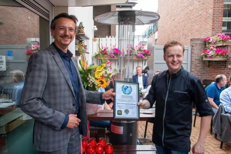 <p>Hollanda'nın Gelderland eyaletindeki Voorthuizen köyündeki De Daltons restoranının sahibi 33 yaşındaki De Veen şunları söyledi:</p>
<p>“Pandemi nedeniyle restoranlar kapatıldı ve yemek yarışmaları yapılmadı. Paket servisimiz devam etmesine rağmen moralim bozuktu.</p>
<p>İnsanların çektiği acıları ve restoran endüstrisinin iç karartıcı durumunu görünce kendimi kötü hissettim. Bu nedenle, dünyanın en pahalı burgerini üretmeye ve tüm geliri toplum için iyilik yapmak amacıyla hayır kurumlarına bağışlamaya karar verdim.”</p>