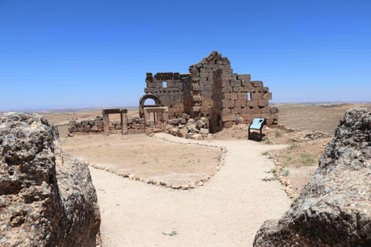 <p>Diyarbakır’ın Çınar ilçesindeki Zerzevan Kalesi, Roma İmparatorluğu tarafından inşa edildi. 2014’te başlatılan arkeolojik kazı ve restorasyon çalışmalarının 4. yılında, dünyadaki son Mithras Tapınağı’nın keşfedilmesi, ezoterik dünyanın dikkatinin buraya yönelmesine sebep oldu.</p>

<p> </p>
