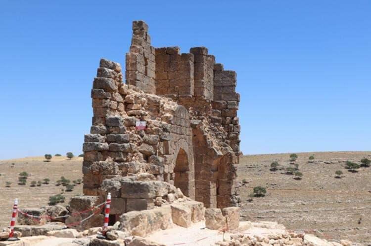 <p>3 BİN YILLIK TARİH </p>
<p>Zerzevan Kalesi Tapınak Şövalyeleri, Illuminati’ye kadar gizli oluşumların doğduğu tapınağa ev sahipliği yapıyor. UNESCO Dünya Mirası Geçici Listesi’ne alınan Zerzevan Kalesi ve Mithras Tapınağı, Türkiye’nin ikinci Göbeklitepe’si olmaya aday.</p>