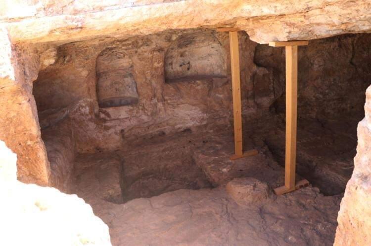 <p>LONDRA'DAN DİYARBAKIR'A </p>
<p>Mithras, Roma’nın gizem diniydi. Bu dine ait tapınakların en batıda olanı Londra’da bulundu. Diyarbakır’daki tapınak ise en doğuda olanı… Ancak Diyarbakır’daki tapınak, Mithras’ın gizeminin çözülmesini sağlayacak gibi… Zira burası en iyi korunmuş Mithras tapınağı. Doç. Dr. Aytaç Coşkun, şu bilgileri veriyor:</p>