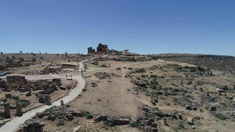 <p>“Tapınak, Zerzevan kalesinin altındaki ana kayaya oyularak inşa edilmiş. Roma’nın gizem dinine ait olan tapınakta Mithras’a ait semboller günümüze kadar ulaşmış. Mithras dini ritüellerini en iyi anlatan ve en iyi korunmuş tapınak. Tapınağın giriş kapısında ise yazıt ve semboller açık bir şekilde görülüyor. Mithras dini Roma’nın egemen olduğu bütün topraklarda özellikle askerler, tüccarlar ve aristokratlar arasında oldukça yaygındır. Dinsel törenleri gizlidir ve dışarıya tamamen kapalıdır. Mithras dinine katılacak kişi on iki eziyeti çekmek zorundadır.”</p>