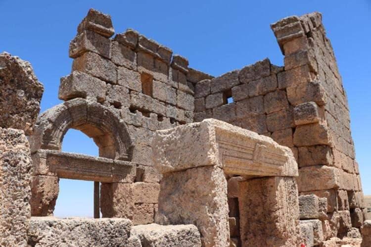 <p>İlluminati gibi tarikatların, Tapınak Şövalyeleri gibi yapıların atası kabul edilen Mithras’ın gizemi, tüm dünyanın ilgisini çekiyor. Kimilerine göre İlluminati gibi gizli örgütler burada doğdu. Tapınağı, bu yıl 1 milyon turistin gezmesi bekleniyor.</p>