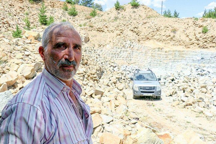 <p>Gümüşhane'de 27 yıldır köstere taşı imalatı yapan Eşref Memişoğlu, mesleğin son ustası olarak kendisinden sonra bu işi devam ettirecek birisi olmadığını söyledi.</p>
