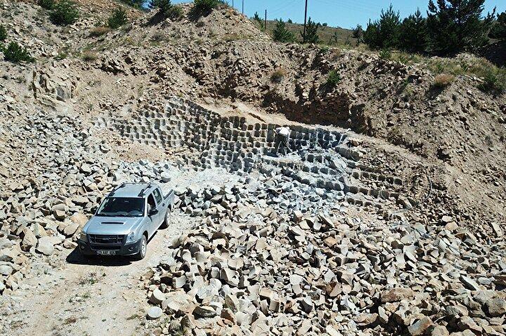 <p>Merkeze bağlı Esenyurt köyünde 100 yıldan fazla bir süredir köstere taşı çıkarılan ocaklarda yıllardır kavurucu sıcakta balyoz sallayıp ekmek parası kazanan, 2 çocuğunu büyüten Memişoğlu mesleğinin son ustası.</p>
