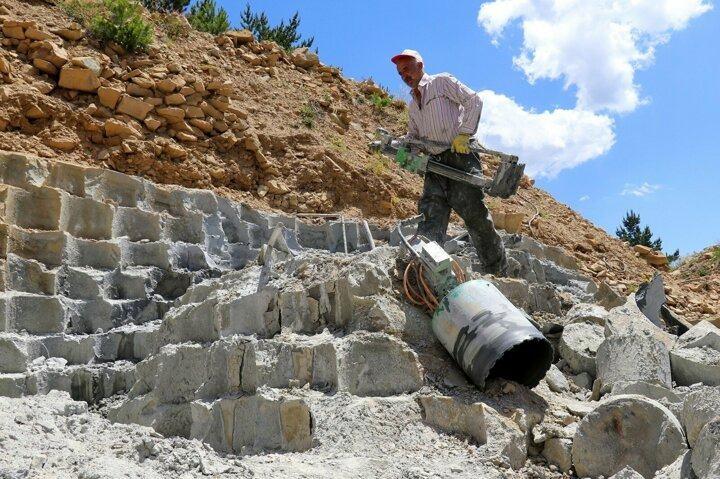 <p>Bir zamanlar köyde bu işi yapan 150’nin üzerinde ustanın bulunduğu ocağa şimdilerde tek başına giden 53 yaşındaki Memişoğlu, balta, bıçak, nacak gibi kesici aletleri bilemeye yarayan köstere taşını çıkarmak önce toprak yüzeyi kazıyor.</p>