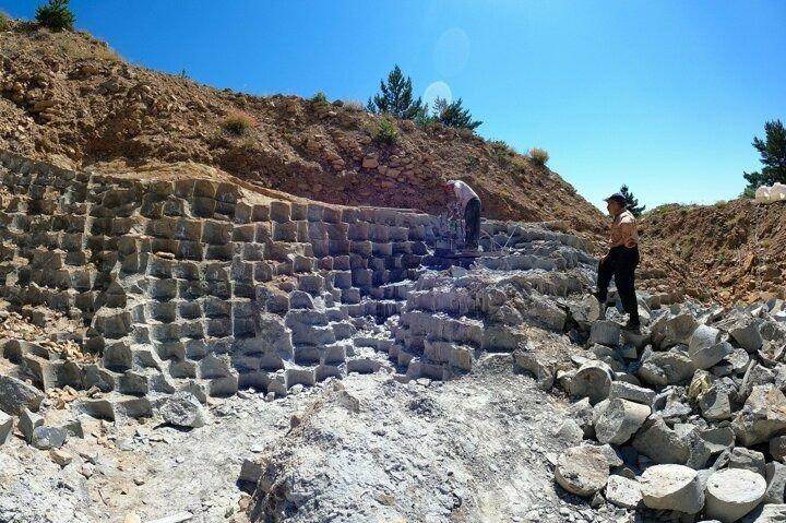 <p>“Bu taş iyi bileme yapar”<br />
<br />
Şuan bileme taşı çıkardığı ocağın 100 yıldan fazla bir süredir çalıştığını ve bir zamanlar 150’nin üzerinde ustanın çalıştığı alanda şimdilerde tek başına çalıştığını anlatan Memişoğlu, “Tek başıma bu işi götürüyorum. Son usta benim. 150 kişinin yüzde sekseni gitti, yüzde yirmisi var, birkaç kişi de bıraktı en son usta benim. 2 çocuğum var onları da okuttum ikisi de memur. Kazancımı tamamen bu taşla sağladım. Bu taş iyi bileme yapar. Pazarlamasını genelde Karadeniz ve doğu bölgesindeki illerimize gönderiyoruz. Balta, bıçak, nacak gibi kesici aletleri biler bu taş. Bunun yanı sıra yandaki ocakta tırpan ve orak bileme taşlarından da çıkardı” dedi.</p>
