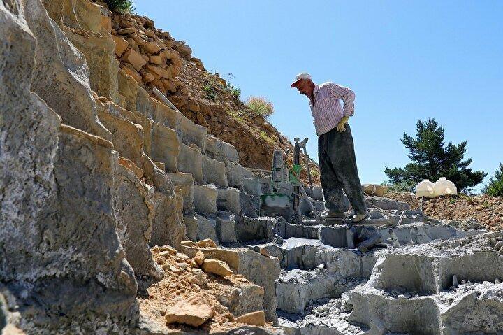 <p>“Talep bitme noktasına geldi”<br />
<br />
Baba mesleği olan köstere taşına talebin bitme noktasına geldiğini aktaran Memişoğlu, “Bir günde işte 200 kilogram üzerinde taş çıkarıyoruz. Bu çıkan taşı da terbiye edince 100 kilograma düşer. Bir ustanın günde yapabileceği 100 kilo taş. Bunun fazlası mümkün değil. Kimse yapamaz. Baba mesleğimdir. Babamdan öğrendim ben bu mesleği. Babam yaklaşık 60 sene bu işle uğraştı bende ondan öğrendim. Bu zamana kadar getirdik. Bundan sonra da ben bırakırsam kapandı. Başka yerde yapanda var mı bilmiyorum” ifadelerini kullandı.</p>