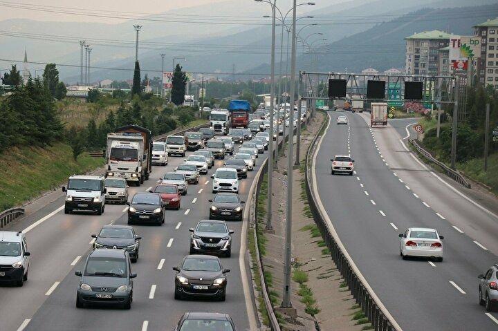 <p>9 günlük Kurban Bayram tatilinin ilk gününde İstanbul ve çevre illerden memleketlerine ya da tatil bölgelerine gitmek için yola çıkan vatandaşlar sabahın erken saatlerinde TEM Otoyolu Kocaeli geçişinde yoğun trafik oluştururken, İstanbul'da ise Kadıköy'den başlayan trafik Tuzla'ya kadar uzadı.</p>

<p> </p>
