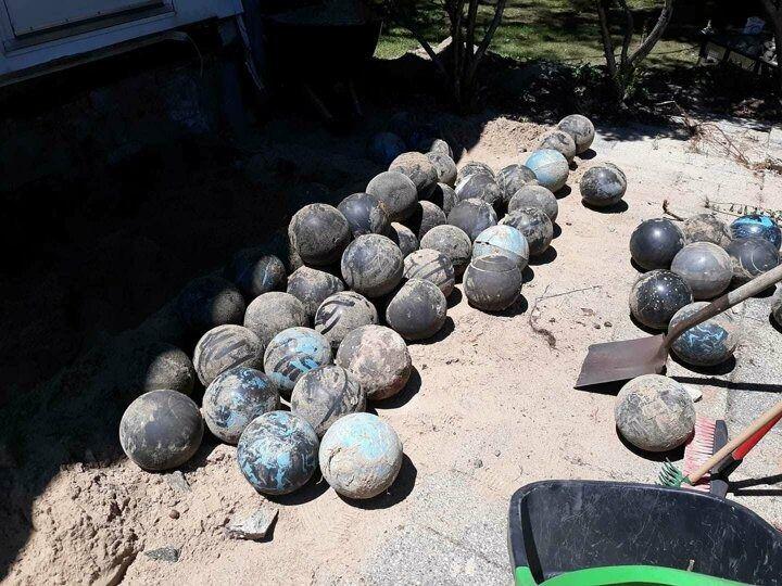 <p>ABD'nin Michigan eyaletinde yaşayan David Olson, evinin arka bahçesine çıkan merdivenleri yeniden inşa etme amacıyla yıktığında toprağa gömülü 160 adet bowling topu buldu</p>
<p> </p>