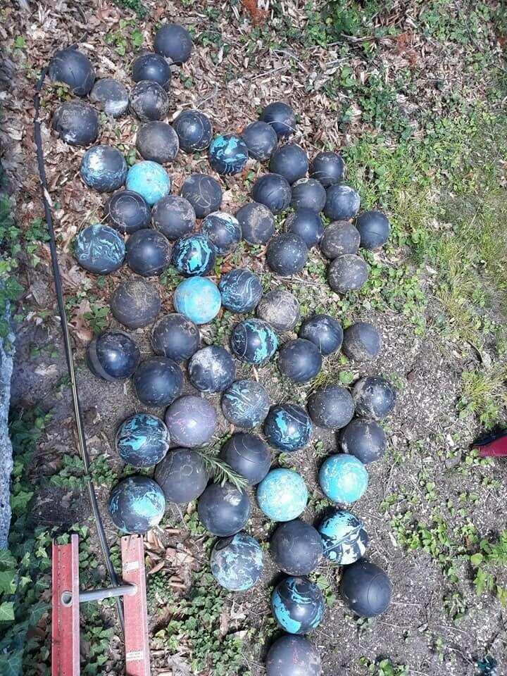 <p>Bowling toplarının üstündeki üretici firma logosundan, topların 1950’lilerde üretildiği tespit edildi.</p>
