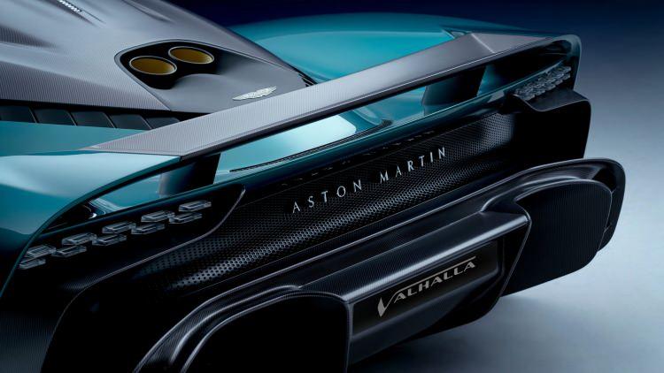 <p>Aston Martin’in, <strong>yeni hibrit</strong> süper otomobili Valhalla’yı <strong>2023</strong>‘ün sonuna doğru İngiltere’de <strong>600.000</strong> ila <strong>700.000 euro</strong> arasında bir fiyat etiketiyle satışa sunması bekleniyor. Aracın yalnızca <strong>2.5 yıl</strong> boyunca üretilmesi de firmanın diğer planları arasında.</p>
