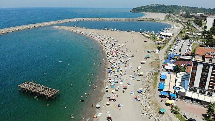 <p>Zonguldak'ın turistik Filyos beldesi hafta sonu adeta turist akınına uğradı. Yerli ve yabancı turistlerin akın ettiği beldede jandarma ekipleri huzur ve güveni sağlamak adına devriyelerini sürdürdü. Karadeniz'in kıyısında üzerine 2 bin 700 yıllık kalesiyle ünlü Filyos beldesinde hafta sonu adeta turist akını yaşandı. Türkiye'nin 3. büyük limanının da sınırları içerisinde yer aldığı belde, doğal güzellikleriyle dikkat çekiyor.</p>

<p> </p>
