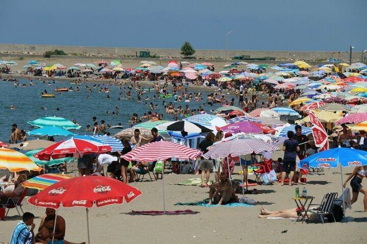<p>Karadeniz’in kıyısında üzerine "modern" şehir yapılmamış tek antik kentin yer aldığı 2 bin 700 yıllık kalesiyle ünlü Filyos beldesinde hafta sonu adeta turist akını yaşandı. Karadeniz’deki doğalgaz rezervinin karaya çıkartılacağı ve Türkiye’nin 3. büyük limanının da sınırları içerisinde yer aldığı belde, doğal güzellikleriyle de dikkat çekiyor.</p>
