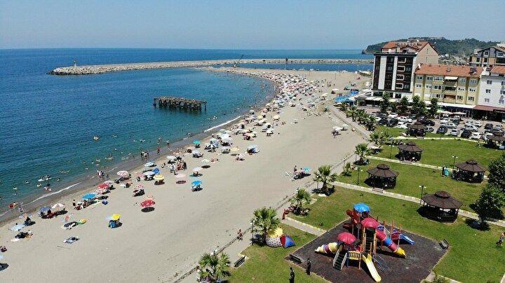 <p>Yaz sezonunun başlamasıyla birlikte beldede tatilci yoğunluğu yaşanmaya başladı. Hafta sonları 10 bine yakın ziyaretçiyi ağırlayan beldede, yerli ve yabancı turistler Karadeniz’in serin sularında denize girerek serinledi.</p>