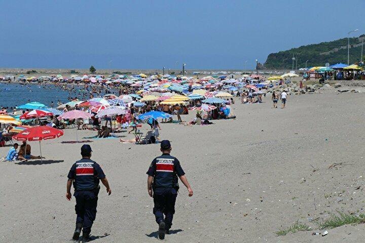<p>Vatandaşlar bir taraftan denize girerken, bir taraftan da tarihi ve turistik beldede piknik yaparak hafta sonunu değerlendirdi.</p>