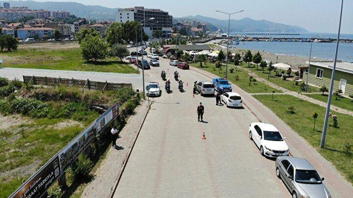 <p>"Filyos Bodrum’u aratmıyor, geleceği olan bir yer"<br />
<br />
Almanya’dan Filyos’a gelen gurbetçilerden Erdem Menteş, "Filyos zaten gün geçtikçe gelişiyor. Aslen buralıyım ama Hamburg’dan geliyorum. Park sorunumuz artmaya başladı. Sahiller artık doluyor. Turizm olarak gelişiyoruz.</p>
