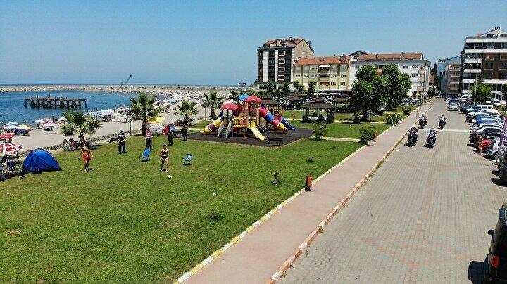 <p>Bodrum, Çeşme’yi aratmıyor. İnsanlarımız geliyor, gelişiyor. Bu sefer gurbetçilerden de akın oldu. İnsanlarımız gurbette bunaldı. Vatanlarına geldiler. Jandarma ekipleri sağolsunlar çok iyi güvenlik sağlıyorlar" diye konuştu.</p>
